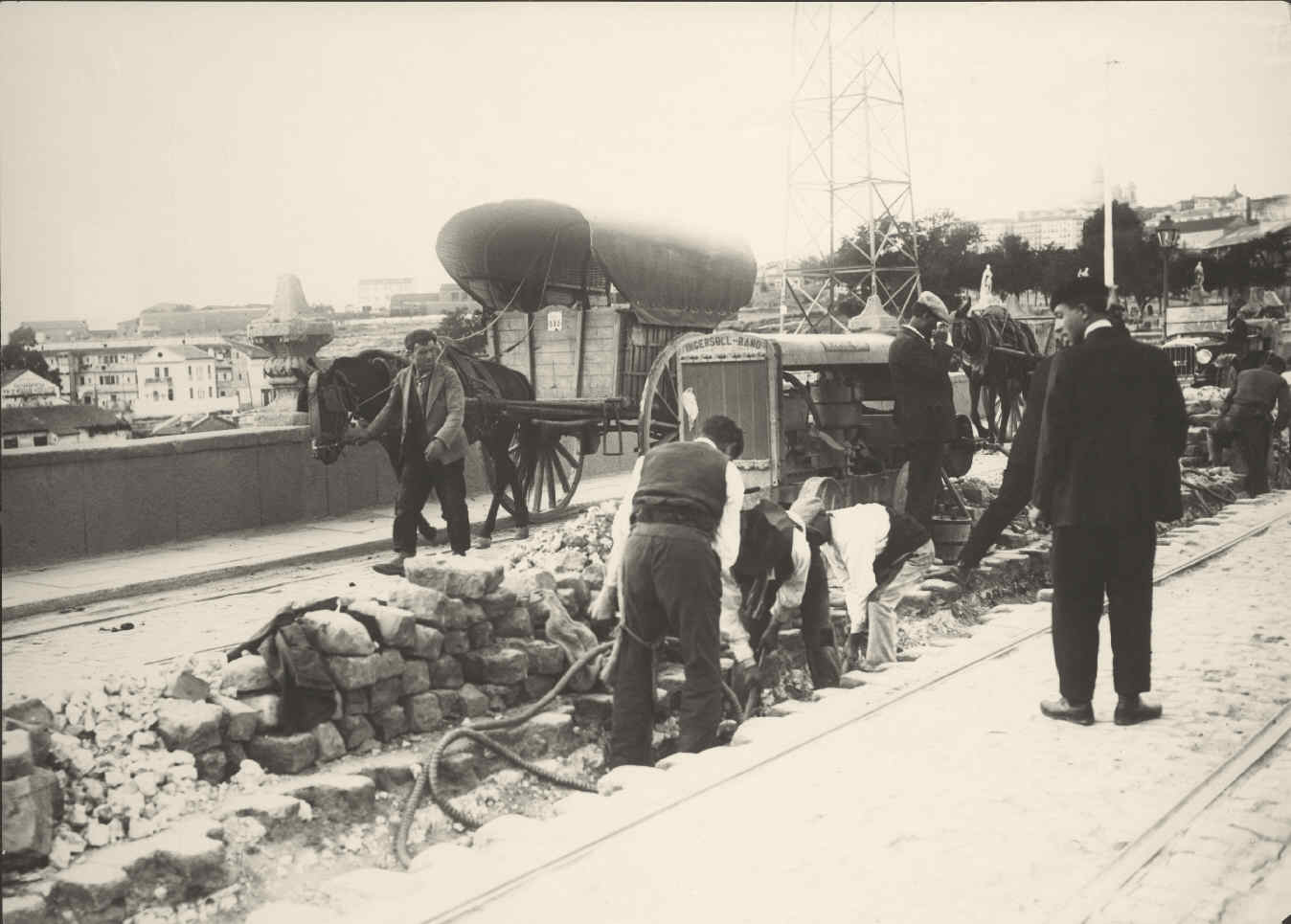 Madrid. Canalización en el Puente de Toledo.